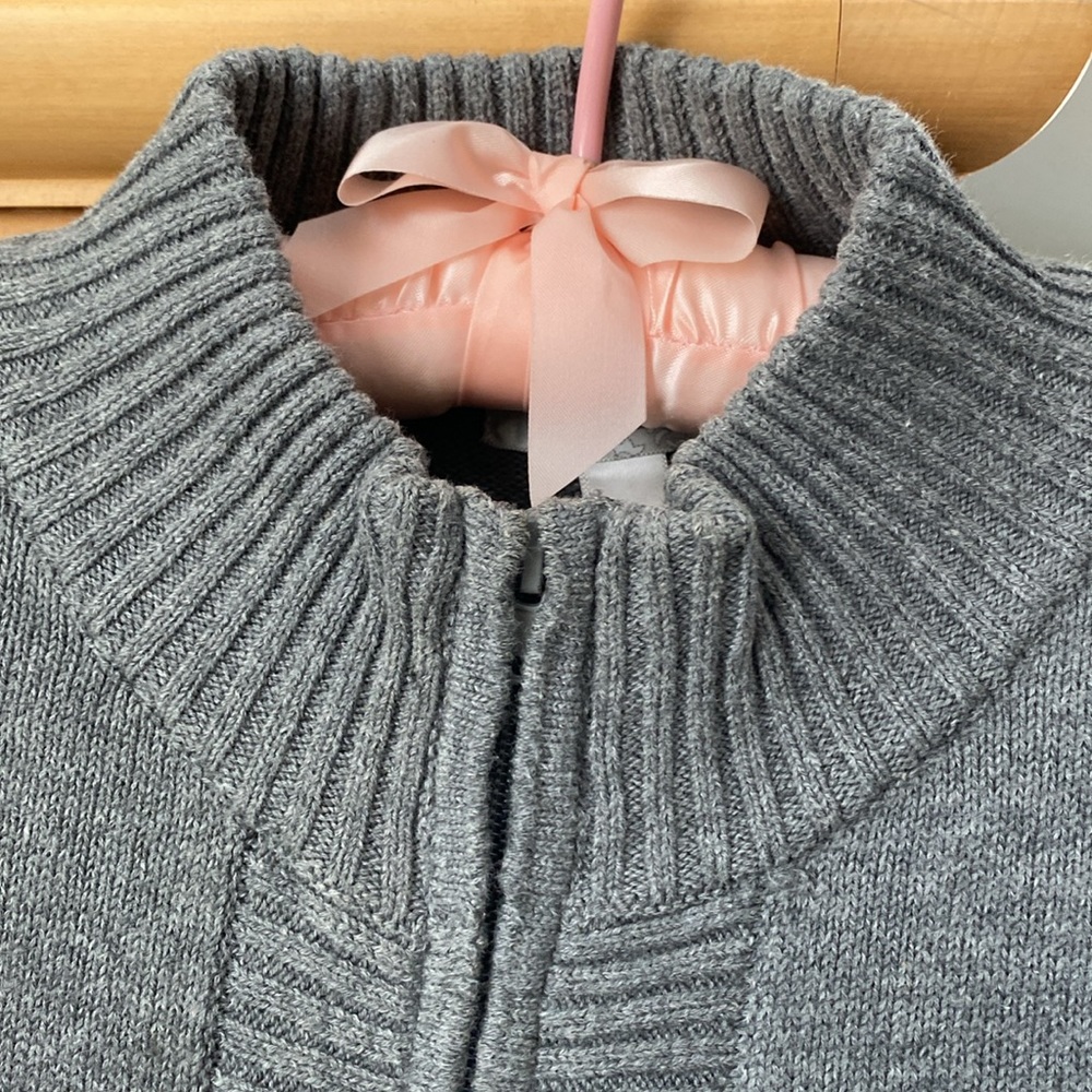 Dress barn grey colored zip up sweater . Size L. Ribbed collar, cuffs and waist - Picture 2 of 10